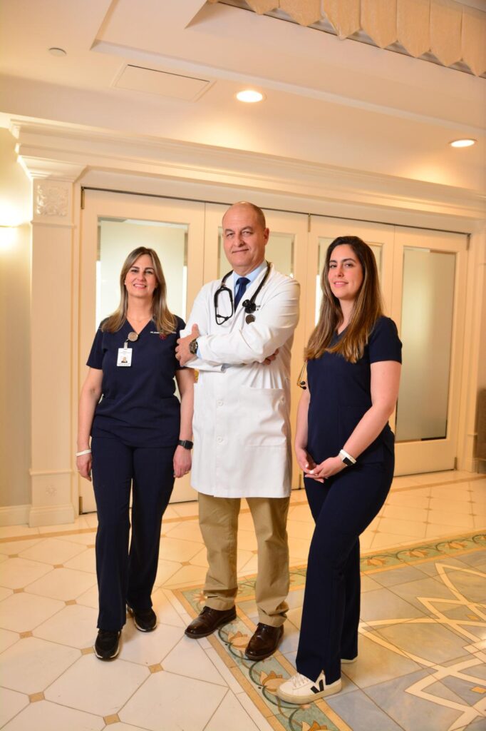 Equipo médico hispano Clínica Gloria de América en Texas