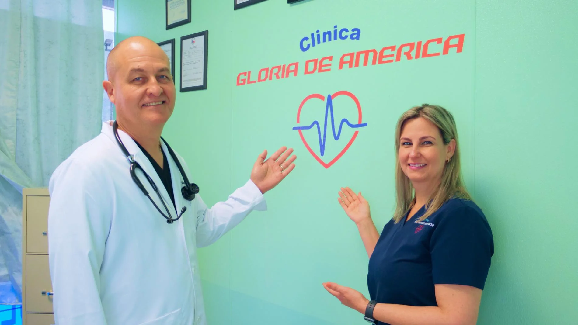 Doctor hispano atendiendo a una paciente con una lesión menor en la clínica de Spring, TX.